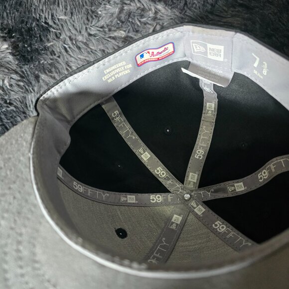 New Era Chicago White Sox Authentic 59FIFTY Fitted Hat 7 3/8 Black lightly used - Picture 5 of 7